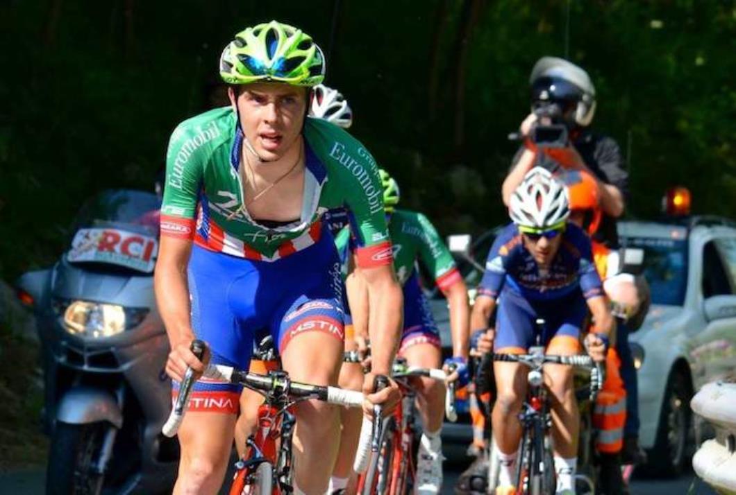 Racing cyclist, green jersey, red and white strips, blue shorts, yellow helmet, attacking, Dan Pearson, Zalf, pic: Noemi Odessi